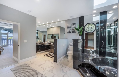 Fort Myers Villa | Leave the World Behind. 7 Bedroom Sleeps 20+, River View, Pool, Pets ok