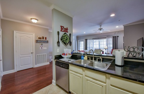 Tuscaloosa Condo | Legends Landing - close to campus, shopping, and more! Complex pool!