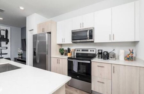 Survey Creek House | Lion Lionel Prestige Luxury Townhome 2 Masters