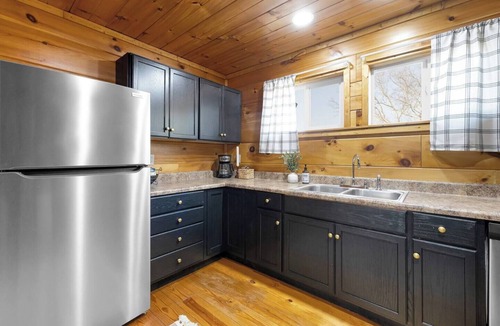 Fort Payne Apartment | Little Bear - 1BD Cabin Escape