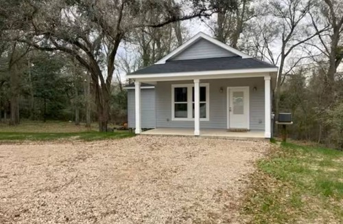Folsom House | Little Gray Get-A-Way in Folsom Louisiana