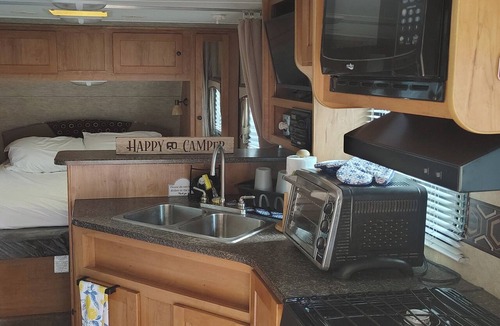 De Funiak Springs RV Rental | Little Mt. Retreat Camper with Water, Sewage, AC, and Limited Internet