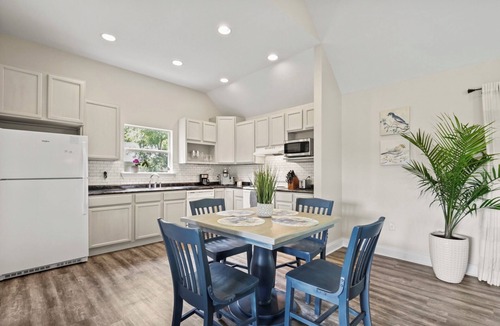 Mandeville House | Lovely 1-bedroom house in charming Old Mandeville close to the lakefront!