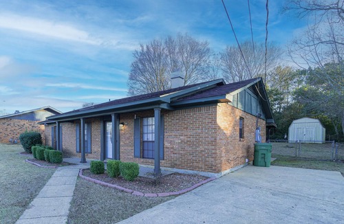 Gunter Afs House | Lovely 3 bedroom house close to great shopping and dining.