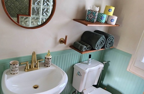 Sailboat Bend Cottage | Lush Tropical Studio in Historic Sailboat Bend, close to Downtown