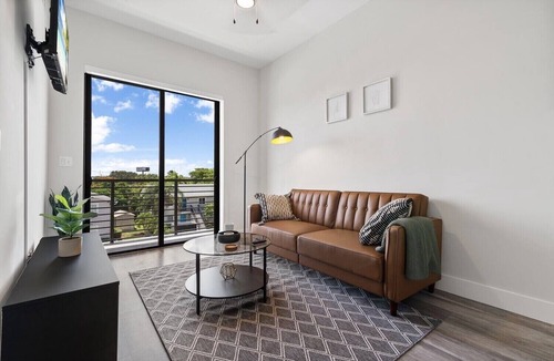 West Palm Beach Apartment | Lux King Suite|EV|Onsite Gym|Near PBI, Beach, Hospitals & shopping