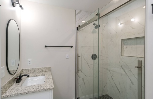Madison House | Lux Retreat Off the Beat 172 A