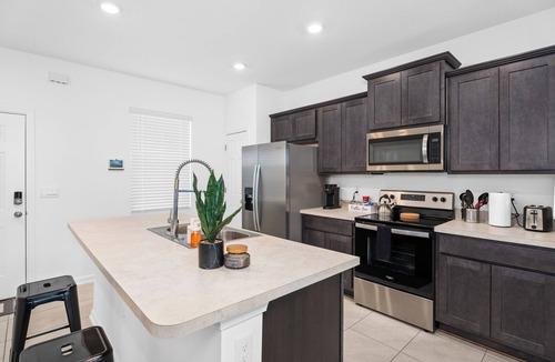 Baymeadows House | Luxe 2BR Townhome Close to Beach