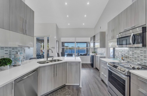 Sunridge Woods House | Luxe Lakefront Escape - Jacuzzi +Pool + Sunset Views + BBQ + Close to Disney!