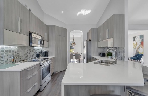 Sunridge Woods House | Luxe Lakefront Escape - Jacuzzi +Pool + Sunset Views + BBQ + Close to Disney!