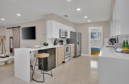 Golden Glades Villa | LUXE Villa, Heated Pool, Basketball Court, Pire Pit, GAMES