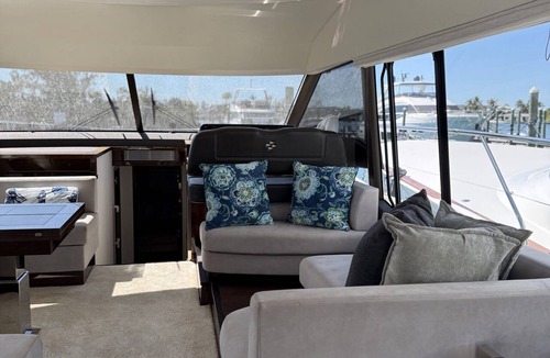 Sailboat Bend Boat Rental | Luxurious 3-bedroom yacht cruising the beautiful Fort Lauderdale waters