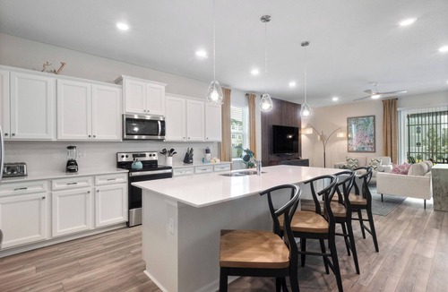Four Corners House | Luxurious 7 BR Home with Arcade Room in Windsor Cay - Blue Sky Villas