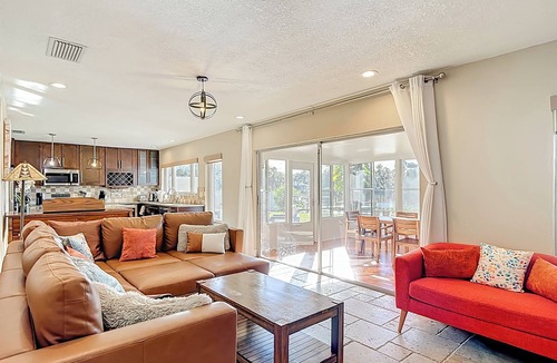 Lutz House | Luxurious Fishing Lake Paradise Close to Busch Garden/Moffitt Cancer Center/USF