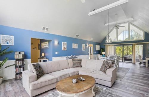 Indian Lake Estates House | Luxurious Florida Home w/Pool & Canal Access