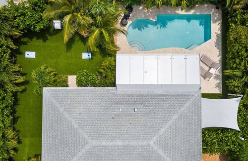 Southside House | Luxurious Home with Pool in WPB. 5 min from the Beach!