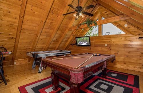 Sevierville House | Luxurious Log Cabin Nestled in the Great Smoky Mountains