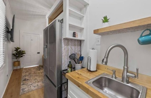 Washington Square House | Luxurious Oakleigh Home; Walk to Mardi Gras; 15+