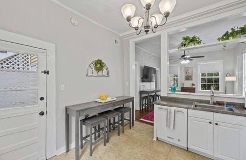 Washington Square House | Luxurious Oakleigh Home; Walk to Mardi Gras; 15+