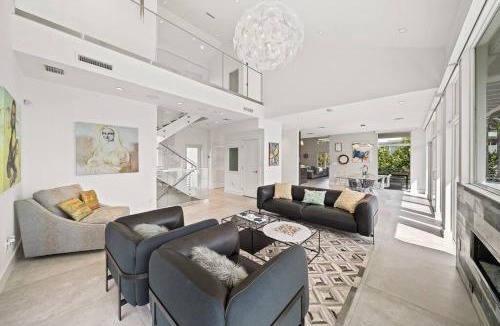 Summerplace House | Luxurious Retreat At The Whispering Palms