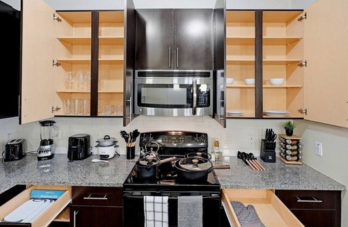 Courier City - Oscawana Apartment | Luxury 2BR in Tampa | Pool, Gym & Yoga Studio