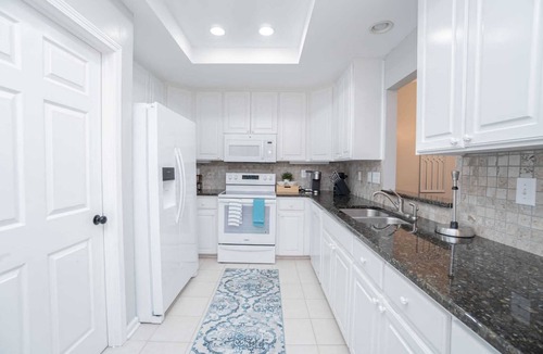 Gunter Afs House | Luxury 3BR w/King Ensuite