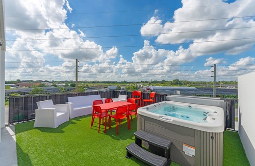 Princeton House | Luxury 4BR/3BA/Sunset Terrace/Hot Tub/EV, WiFi/Near Wedding Venues
