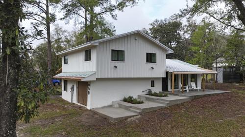 Fort King District House | Luxury 4BR Home with Jacuzzi Patio and Game Room Near Downtown