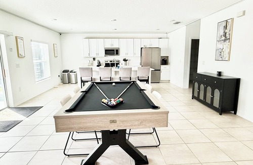 St. Cloud House | Luxury 4BR House Hot Tub Gym Pool Table Near Disney & Orlando
