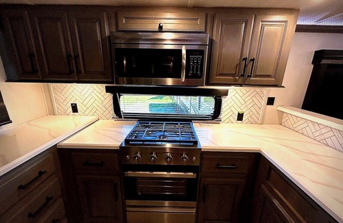Reddick House | Luxury 5th Wheel RV - We deliver to you! Size Matters! Bigger is Better!