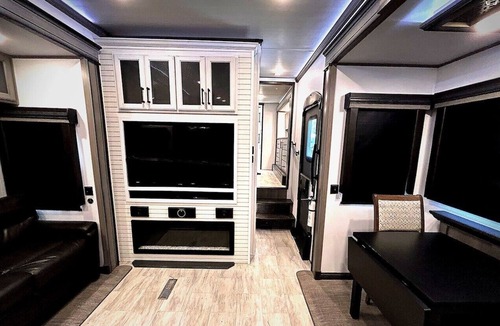 Reddick House | Luxury 5th Wheel RV - We deliver to you! Size Matters! Bigger is Better!