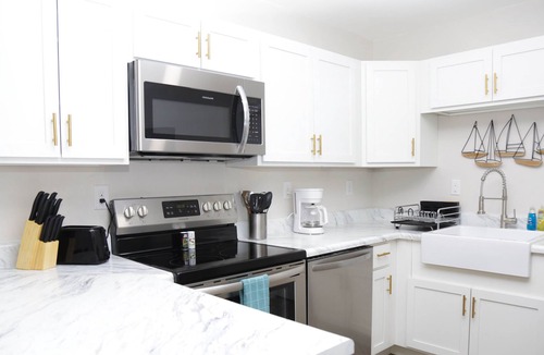 Northeast Pensacola Cottage | Luxury Cottage: Close to UWF, Shopping, & More!