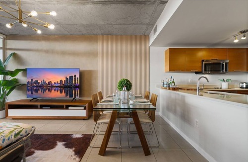 Midtown Condo | Luxury! King-size Bed, free Parking, Drink-Bar, BBQ, Rooftop Pool, Gym.