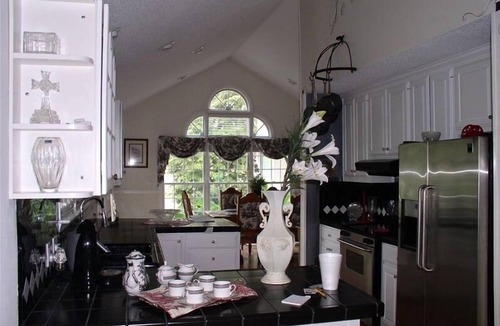 Guntersville House | LUXURY LAKEFRONT HOME W/SWIMMING POOL & BOAT RENTALS