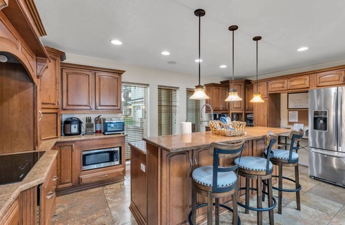 Lake Hamilton House | Luxury Lakefront Retreat | Heated Salt Pool, Dock & Kayaks | Home Theatre & EV Charger