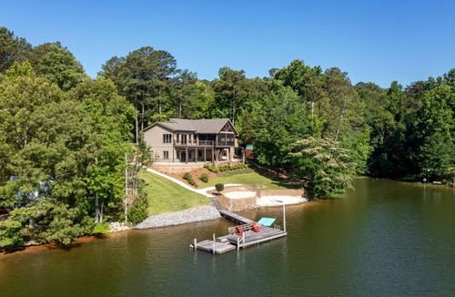 Jacksons' Gap House | Luxury Lakehouse! Sleeps 15, Pets Welcome!