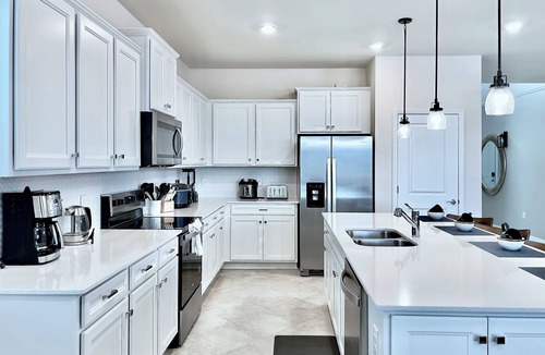 Four Corners Villa | LUXURY LIVES 8 BEDROOM 6 BATHS REAR END HOME WINDSOR CAY |Complimentary Pool&BBQ