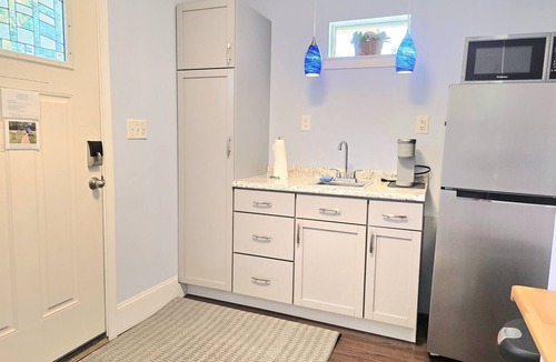 Pensacola Apartment | Luxury Master, Pvt Entry 3.2mi-Bch