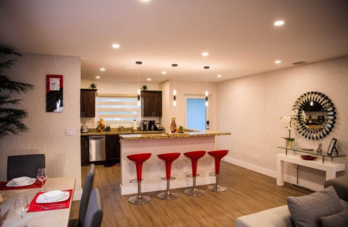 Ives Estates Villa | Luxury Miami Villa/Nr Beach/Heated POOL/BBQ/Firepit/Games/Minigolf/Basketball