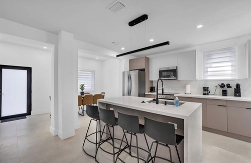 Liberty City House | Luxury Miami Villa w/Pool, Jacuzzi, BBQ & Pickleball Court