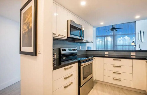 Mid Beach Condo | Luxury - Ocean front 3 Bed 2 Bath two story condo in Vibrant Miami Beach