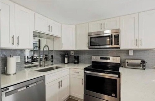 Sunnyside Condo | Luxury Renovated Beach & Lake Retreat ◇ Pinnacle Paradise Between the Shores
