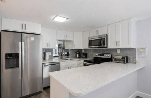 Sunnyside Condo | Luxury Renovated Beach & Lake Retreat ◇ Pinnacle Paradise Between the Shores