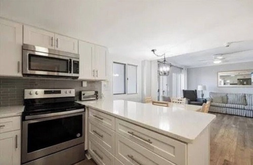 Sunnyside Condo | Luxury Renovated Beach & Lake Retreat ◇ Pinnacle Paradise Between the Shores