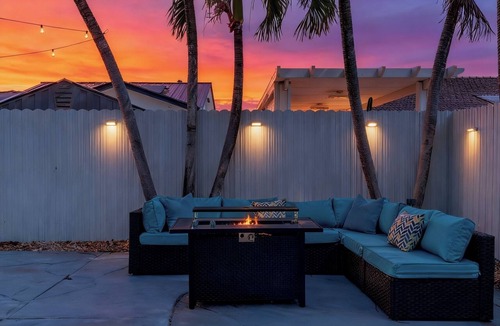 Richmond West House | 🌴💦 Luxury Resort-Style Backyard w/Pool, Firepit, Grill & LED Night Vibes