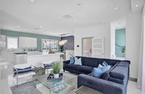 Pompano Beach House | LUXURY STAY W/BEACH, POOL, GYM, and SPA! Restaurants & bars across street also!