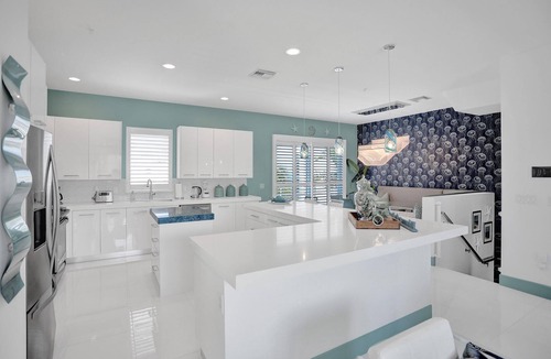 Pompano Beach House | LUXURY STAY W/BEACH, POOL, GYM, and SPA! Restaurants & bars across street also!