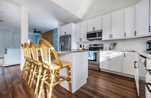 South Seminole Heights House | Luxury Tampa Heights Pool Home Retreat w/Hot Tub & Arcade Game Room