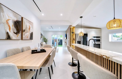 Flagami Villa | Luxury The Rock & Music Villa Miami!/Baby Items/BBQ/Playground/Work Area
