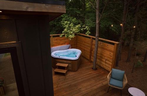 Guntersville House | Luxury tiny house with hot tub and private deck!